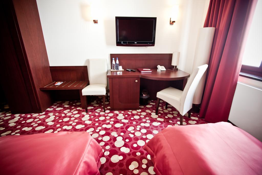 Hotel Rodan Kórnik Buitenkant foto