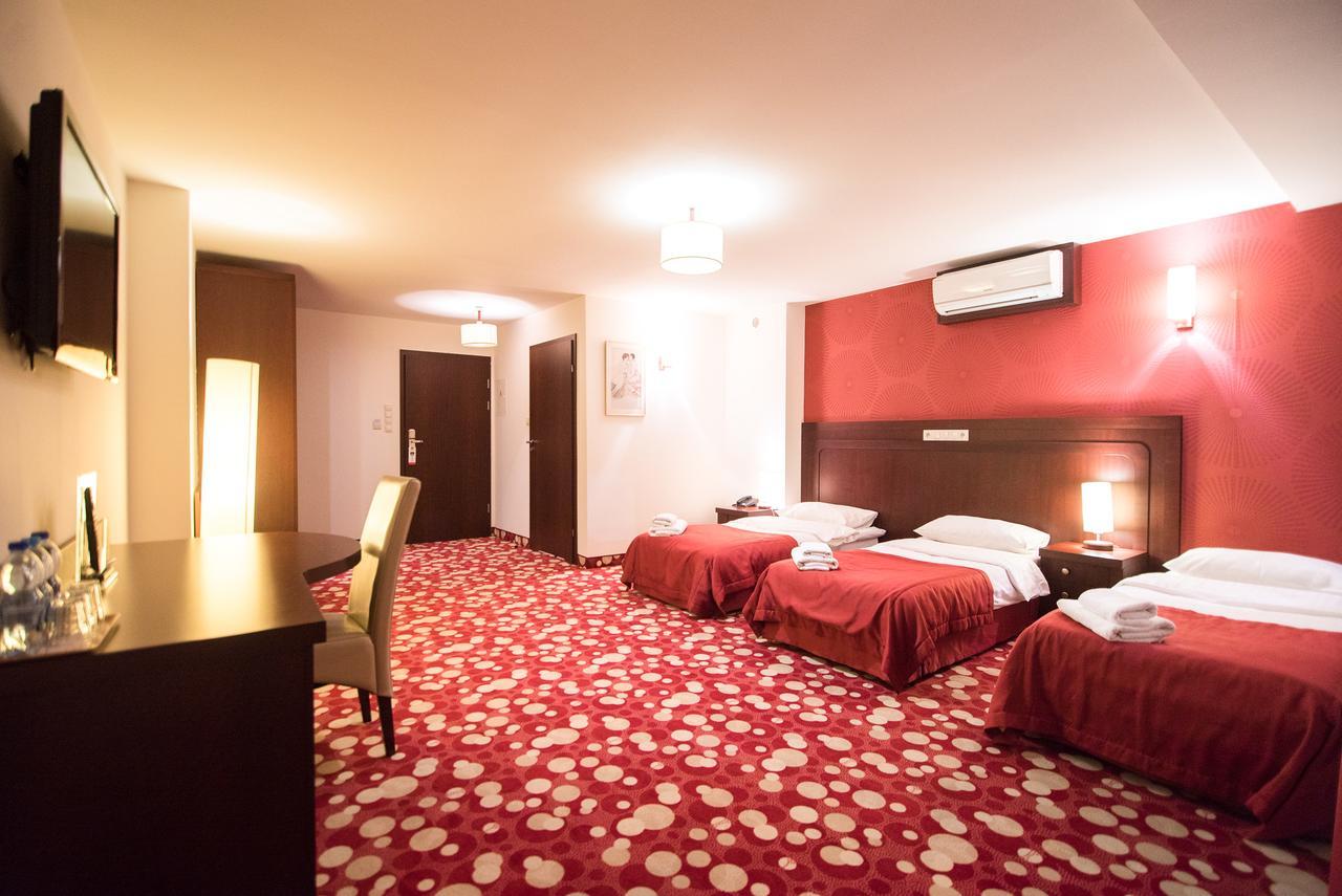 Hotel Rodan Kórnik Buitenkant foto