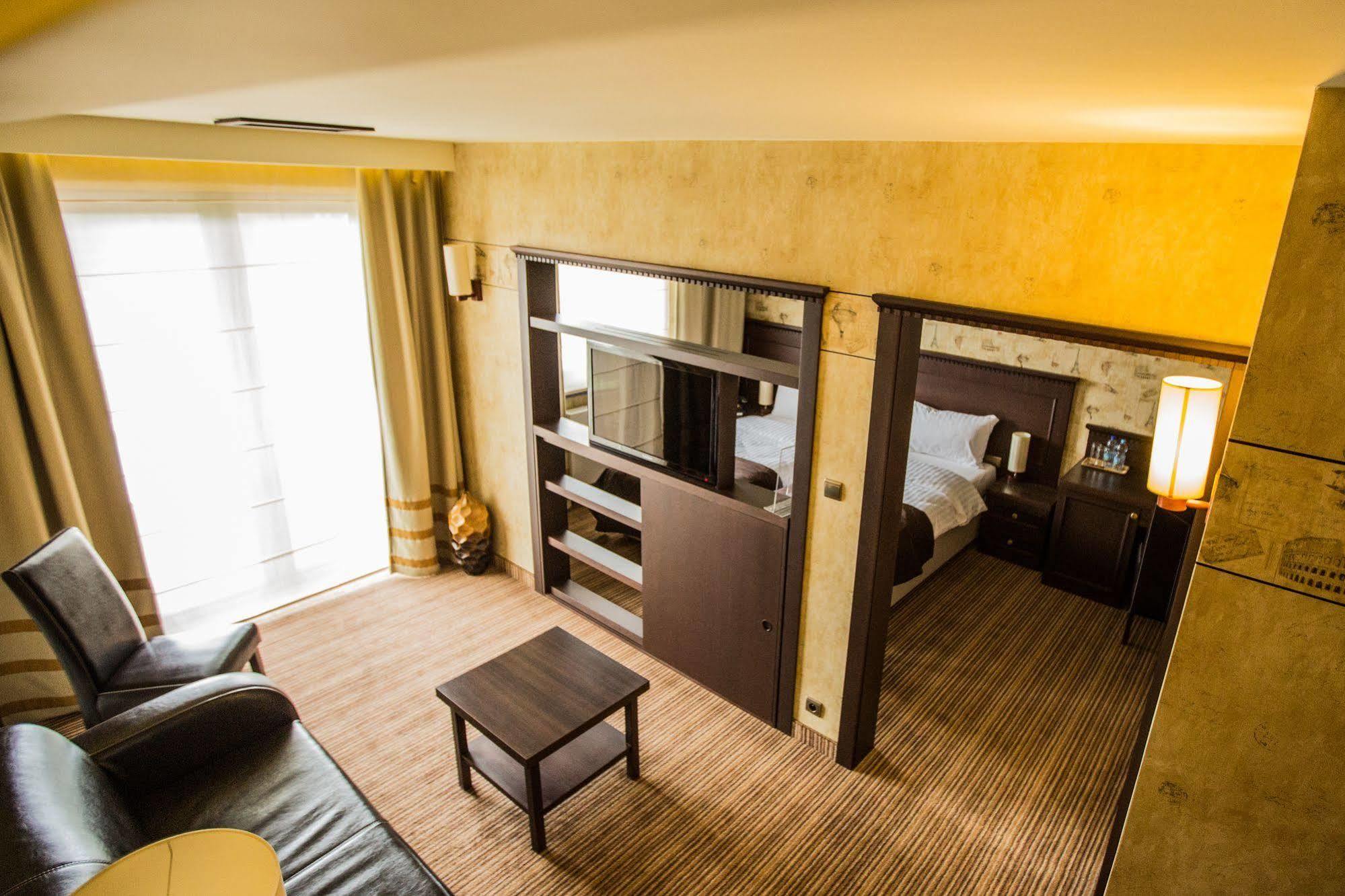 Hotel Rodan Kórnik Buitenkant foto