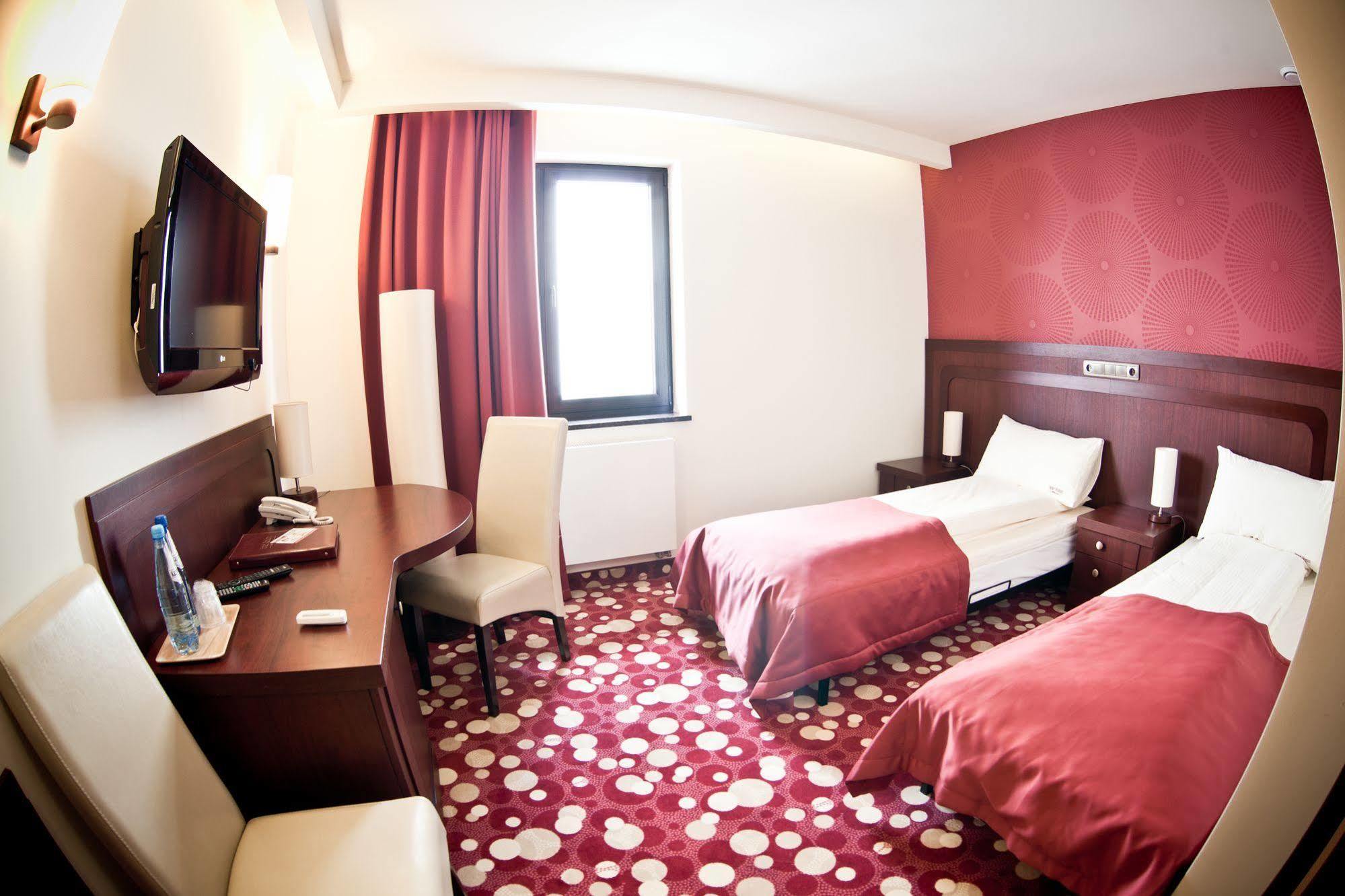 Hotel Rodan Kórnik Buitenkant foto